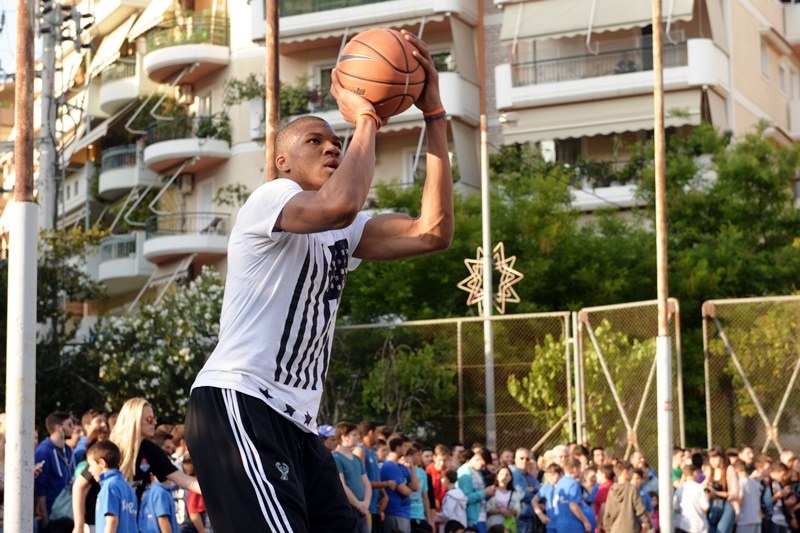 Οι Αντετοκούνμπο σε street basket στα Σεπόλια (photos)
