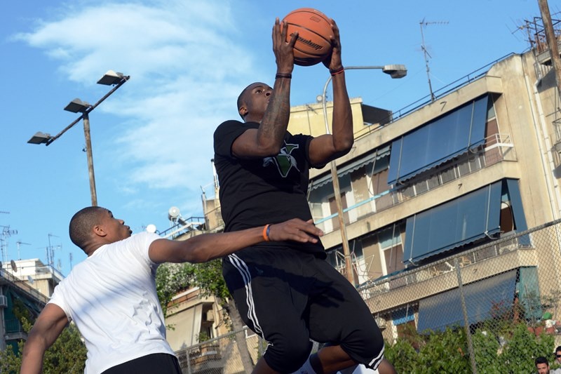 Οι Αντετοκούνμπο σε street basket στα Σεπόλια (photos)