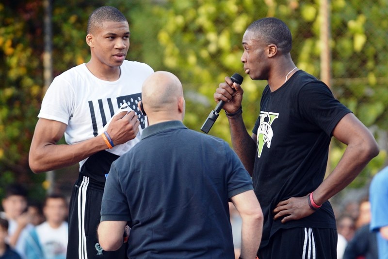 Οι Αντετοκούνμπο σε street basket στα Σεπόλια (photos)