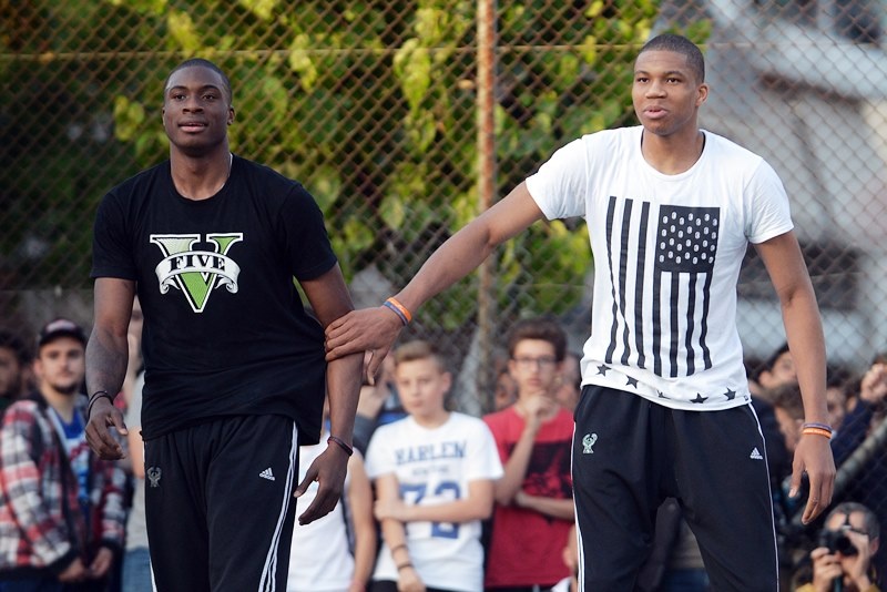 Οι Αντετοκούνμπο σε street basket στα Σεπόλια (photos)