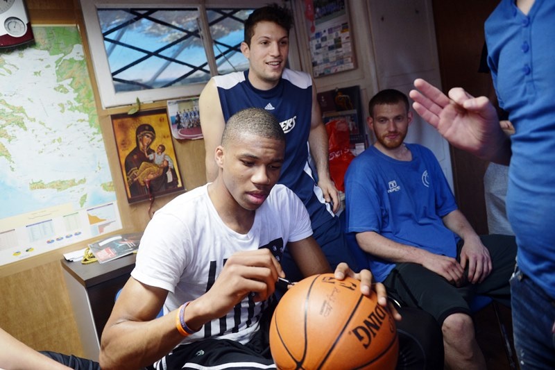 Οι Αντετοκούνμπο σε street basket στα Σεπόλια (photos)