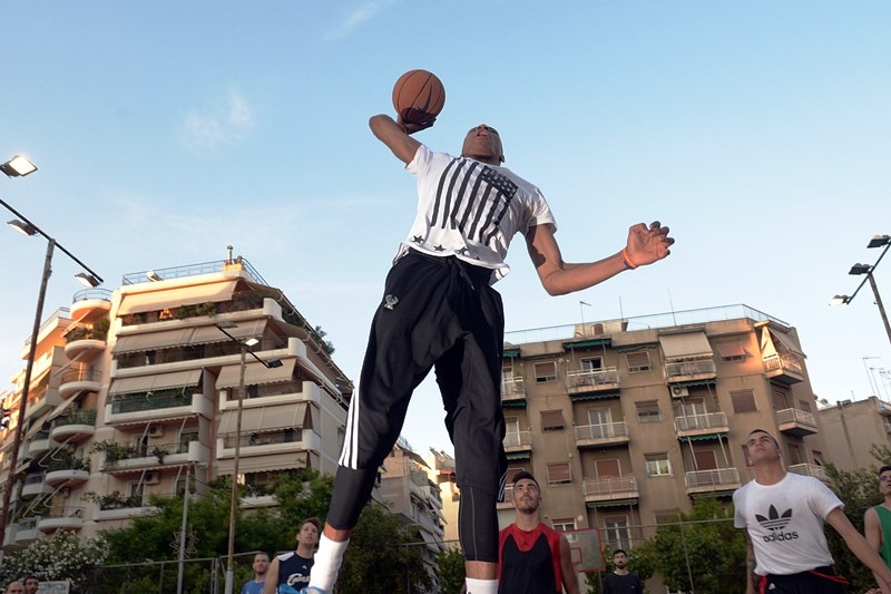 Οι Αντετοκούνμπο σε street basket στα Σεπόλια (photos)