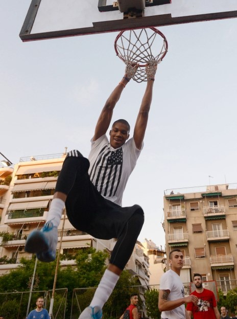 Οι Αντετοκούνμπο σε street basket στα Σεπόλια (photos)