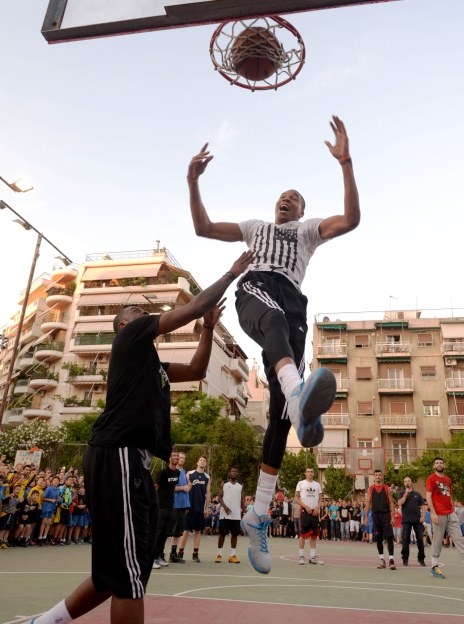 Οι Αντετοκούνμπο σε street basket στα Σεπόλια (photos)