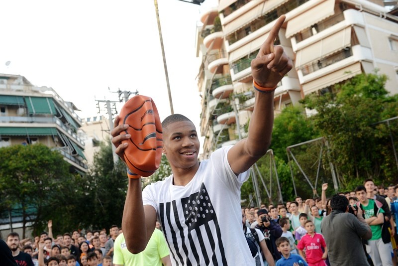 Οι Αντετοκούνμπο σε street basket στα Σεπόλια (photos)