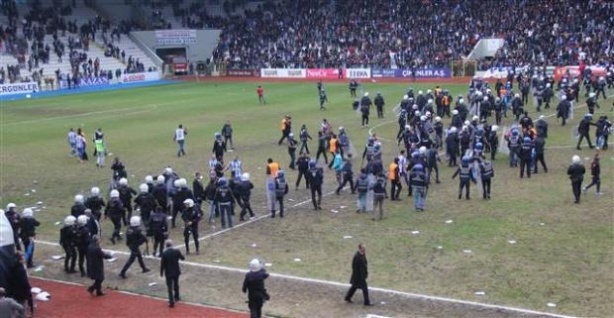 Ξύλο και των γονέων στην Τουρκία! (video)