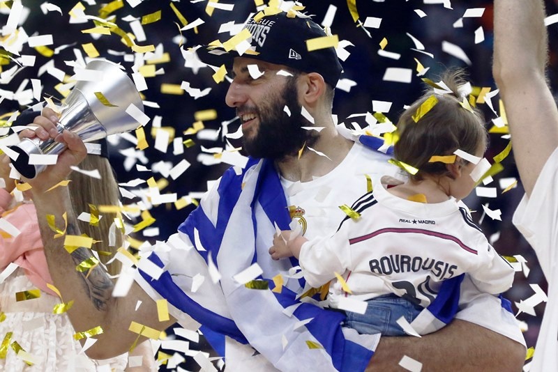 Με ελληνική σημαία ο Μπουρούσης (photos)