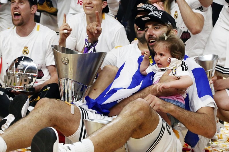 Με ελληνική σημαία ο Μπουρούσης (photos)