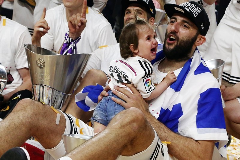 Με ελληνική σημαία ο Μπουρούσης (photos)