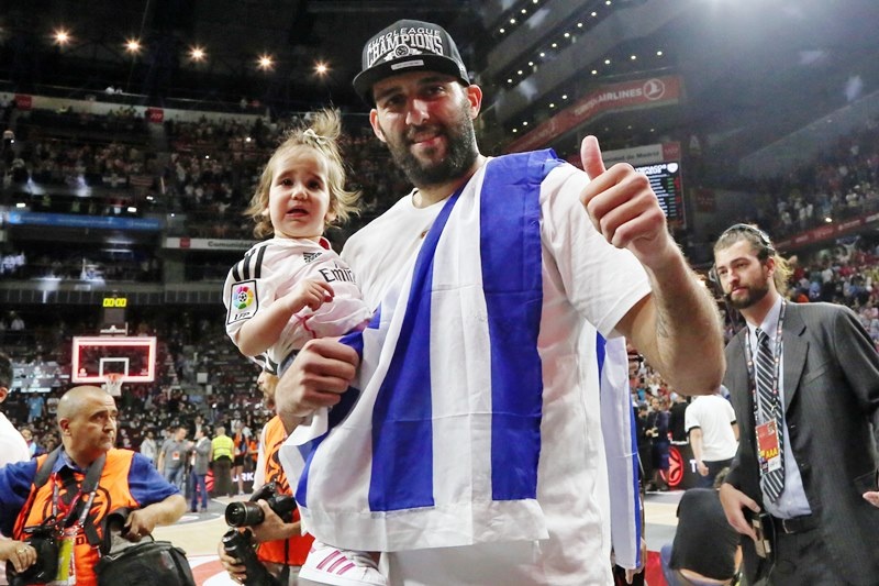 Με ελληνική σημαία ο Μπουρούσης (photos)