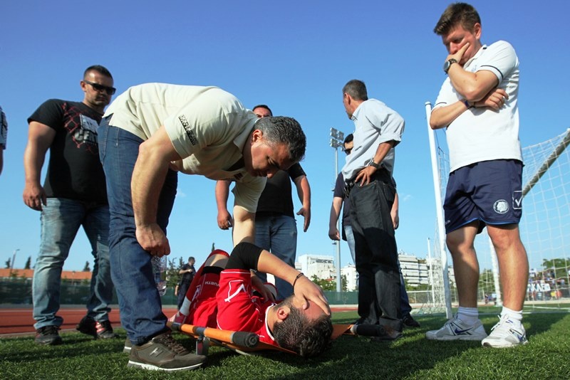 Κροτίδα, τραυματισμός και συλλήψεις στο Ηράκλειο-Αιγάλεω (photos)