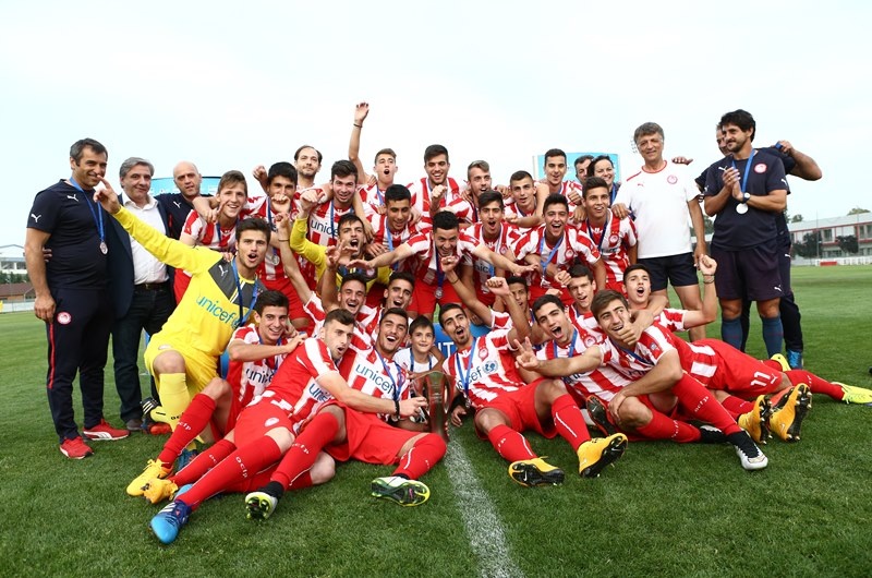 Ολυμπιακός: Σήκωσαν την κούπα οι Νέοι (photos)