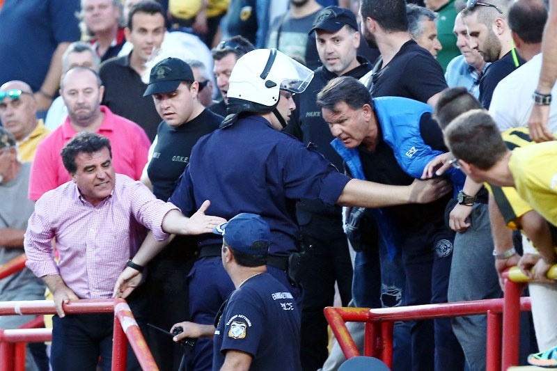 Καρέ – καρέ η επίθεση αστυνομικού στον Κούγια (photos)