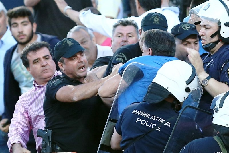 Καρέ – καρέ η επίθεση αστυνομικού στον Κούγια (photos)