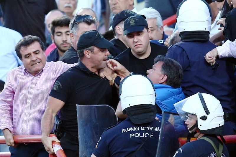 Καρέ – καρέ η επίθεση αστυνομικού στον Κούγια (photos)