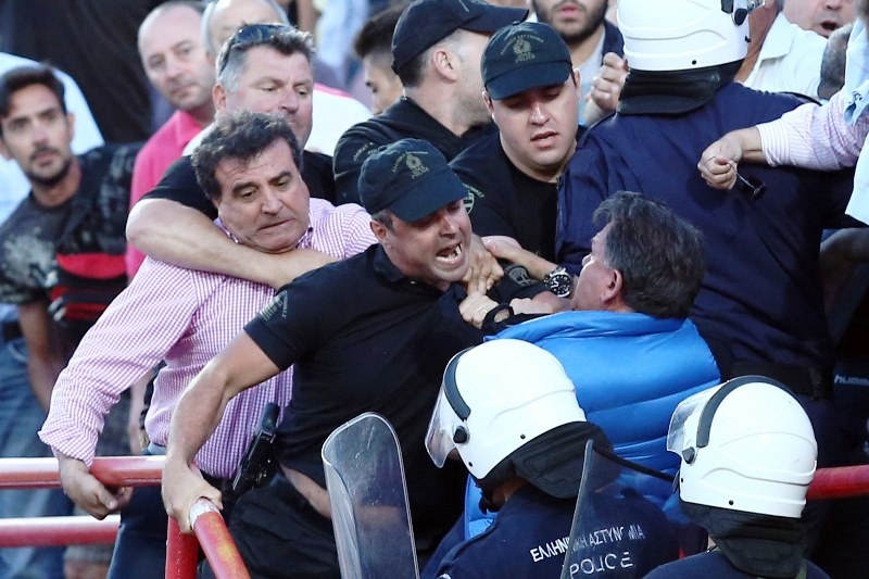 Καρέ – καρέ η επίθεση αστυνομικού στον Κούγια (photos)