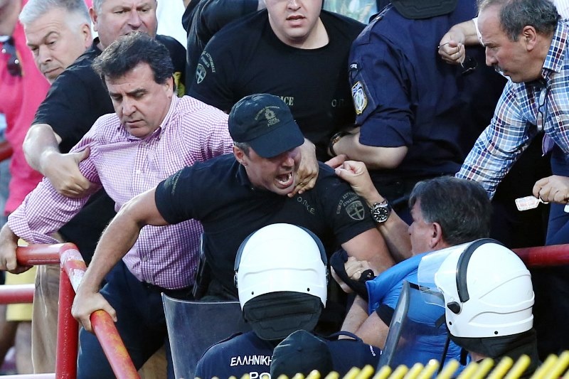 Καρέ – καρέ η επίθεση αστυνομικού στον Κούγια (photos)