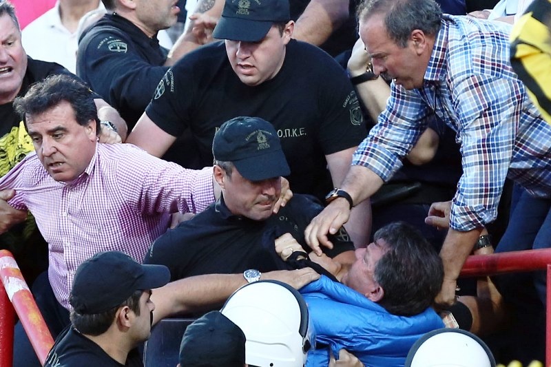 Καρέ – καρέ η επίθεση αστυνομικού στον Κούγια (photos)