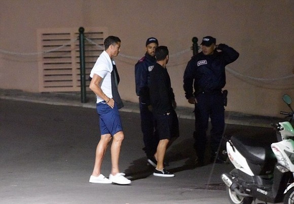 Ξαλάφρωσε στον δρόμο ο Κριστιάνο (photos)