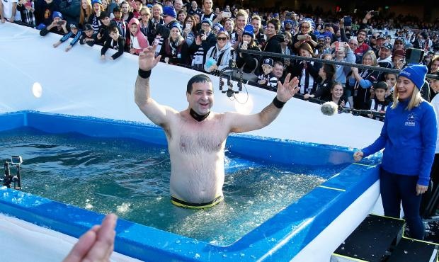 Βουτιά στον… πάγο! (photos+video)