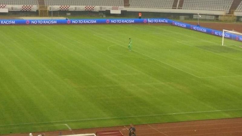 Κροάτες ζωγράφισαν σβάστικα στο γήπεδο! (photos)