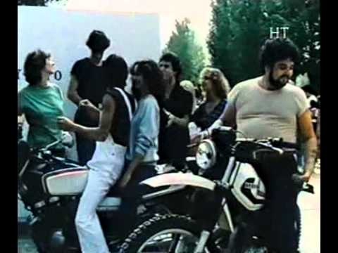 Ρόδα, τσάντα και κοπάνα: Οι πιο cult ατάκες του θρυλικού λυκείου Χαβαλέ! (videos)