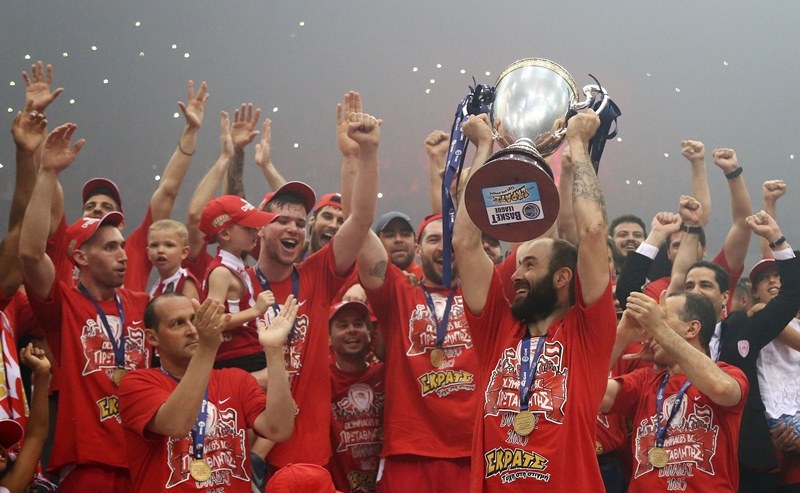 Ολυμπιακός: Η απονομή του πρωταθλήματος (photos)