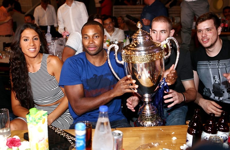 Ολυμπιακός: Το «ερυθρόλευκο» γλέντι (photos)