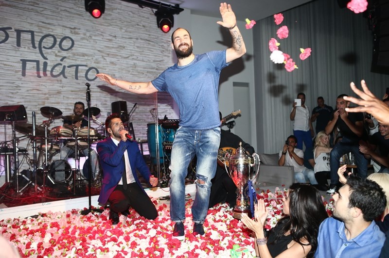 Ολυμπιακός: Το «ερυθρόλευκο» γλέντι (photos)