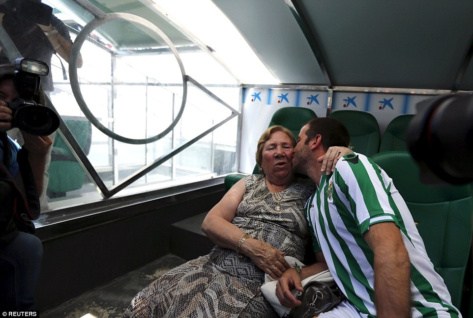 Στην Μπέτις ο Φαν ντερ Φάαρτ με τη… γιαγιά του (photos)