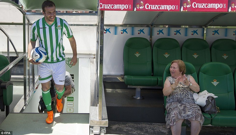 Στην Μπέτις ο Φαν ντερ Φάαρτ με τη… γιαγιά του (photos)