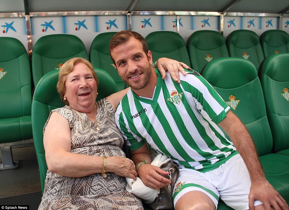 Στην Μπέτις ο Φαν ντερ Φάαρτ με τη… γιαγιά του (photos)