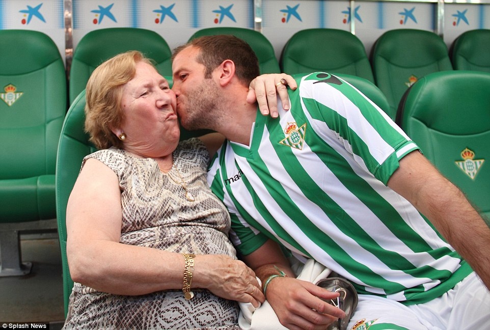 Στην Μπέτις ο Φαν ντερ Φάαρτ με τη… γιαγιά του (photos)