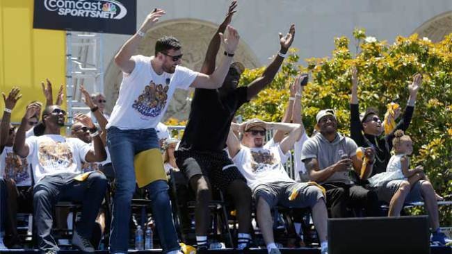 Παραλίγο τραγωδία στην παρέλαση των Warriors! (photos&videos)