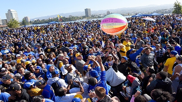 Παραλίγο τραγωδία στην παρέλαση των Warriors! (photos&videos)