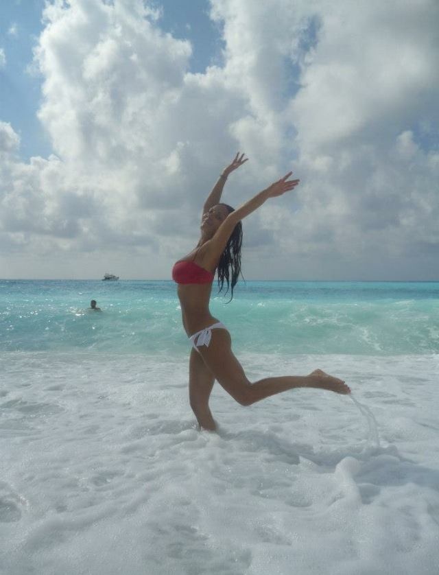 Η κόρη Έλληνα ποδοσφαιριστή «κολάζει» την Μύκονο (photos)