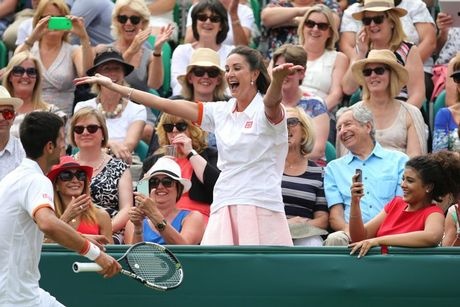 Γδύθηκε για θαυμάστρια ο Τζόκοβιτς (photos+video)