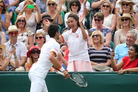Γδύθηκε για θαυμάστρια ο Τζόκοβιτς (photos+video)