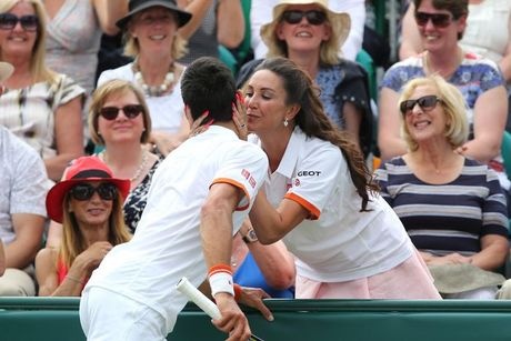 Γδύθηκε για θαυμάστρια ο Τζόκοβιτς (photos+video)