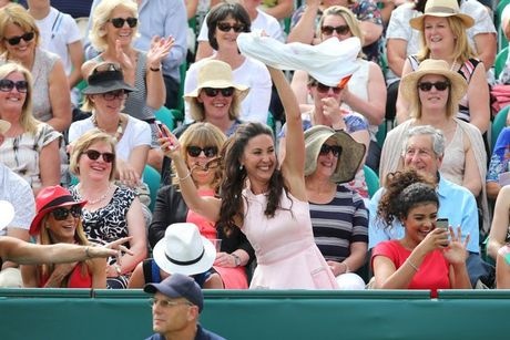 Γδύθηκε για θαυμάστρια ο Τζόκοβιτς (photos+video)
