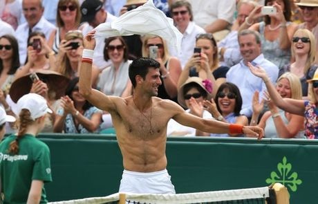 Γδύθηκε για θαυμάστρια ο Τζόκοβιτς (photos+video)