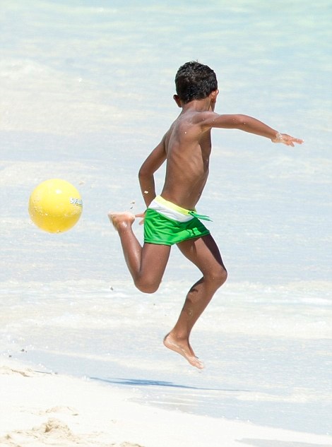 Ο γιος του Ρονάλντο παίζει μεγάλη μπάλα και όλοι τον χαζεύουν (photos)