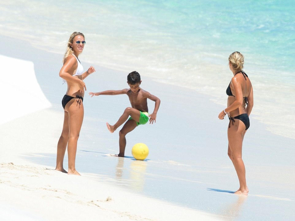 Ο γιος του Ρονάλντο παίζει μεγάλη μπάλα και όλοι τον χαζεύουν (photos)