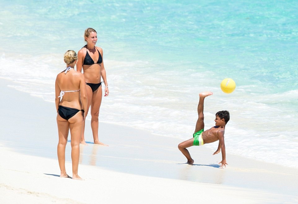 Ο γιος του Ρονάλντο παίζει μεγάλη μπάλα και όλοι τον χαζεύουν (photos)