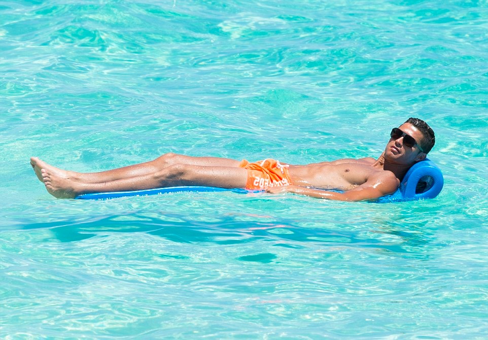 Ο γιος του Ρονάλντο παίζει μεγάλη μπάλα και όλοι τον χαζεύουν (photos)