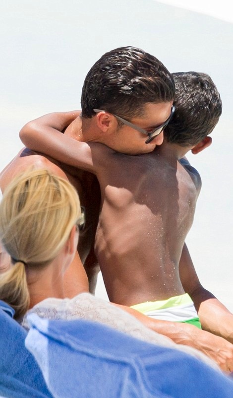 Ο γιος του Ρονάλντο παίζει μεγάλη μπάλα και όλοι τον χαζεύουν (photos)