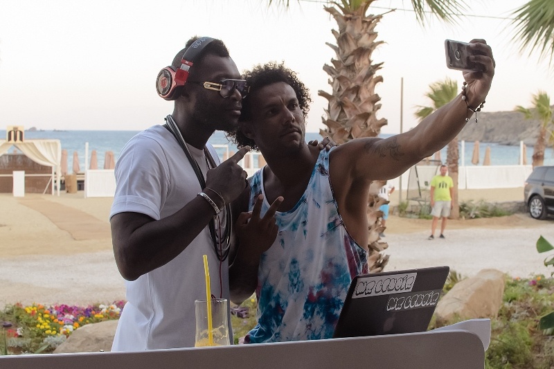 Απίστευτο! Τα… πάντα όλα απ’ το πάρτι του Σισέ στη Μύκονο με 80 κλικς! (photos)