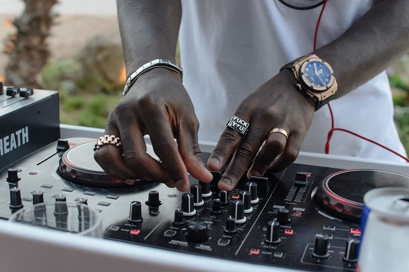 Απίστευτο! Τα… πάντα όλα απ’ το πάρτι του Σισέ στη Μύκονο με 80 κλικς! (photos)