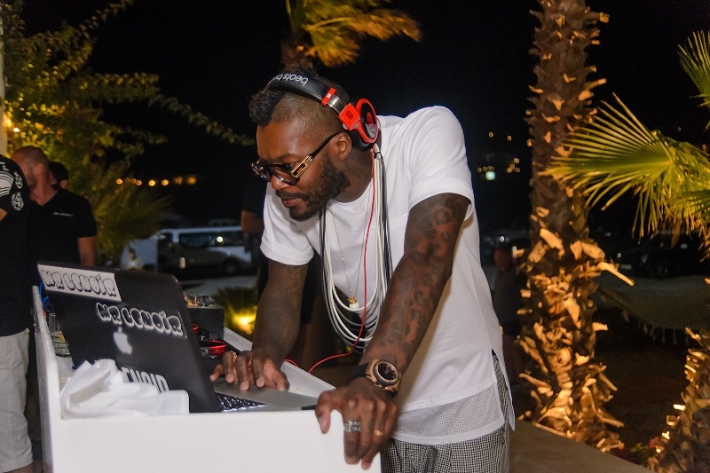 Απίστευτο! Τα… πάντα όλα απ’ το πάρτι του Σισέ στη Μύκονο με 80 κλικς! (photos)