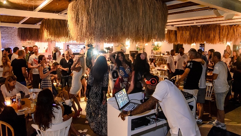 Απίστευτο! Τα… πάντα όλα απ’ το πάρτι του Σισέ στη Μύκονο με 80 κλικς! (photos)